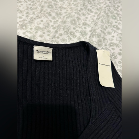 Abercombie & Fitch cropped wrap longsleeve luxeloft slim wrap sweater Vneck top - Picture 3 of 4